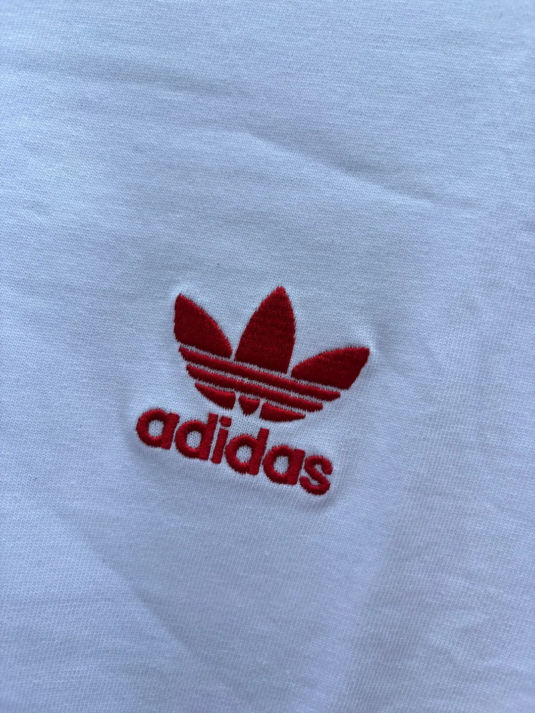 𝟬𝟱𝟰𝟰𝟲#Exclusive real shot/difference between various stolen pictures and online version on the market [𝗮𝗱𝗶𝗱𝗮𝘀 Adidas clover long-sleeved T-shirt, made of soft cotton fabric, skin-friendly, Breathable, super comfortable to wear. ✅Full set of 1:1 customized accessories ➕Customized three-label ➕𝗬𝘂𝗮𝗻 version of the hang tag ➕𝗹𝗼𝗴𝗼 packaging bag🔥 ➕Scan the tag to enter the official website. ✅Top version, ins Xiaohongshu Kuaishou Got something = lots of bloggers are wearing it. ✅Adidas’ absolute Hot Sale star Same Style Details are online, feel free to compare! The iconic clover logo embellishes the chest, highlighting the brand's charm. Fixed color and classic three-bar stripes, classic will never go out of style! Versatile is not picky, the original model is perfect for the upper body, so buy it with your eyes closed! ✅The striped elements on both sides of the sleeves add a sporty and fashionable feel, making it easily adaptable to various sports or daily leisure scenes. Whether you are running for fitness or hanging out on the street, it can keep you full of energy without losing the sense of fashion. ✅Complete sizes to meet the needs of different body shapes! Color; white with red Size S-3XL